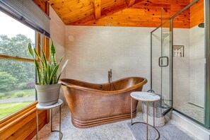Baignoire, articles de toilette écologiques, sèche-cheveux