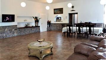 Maison Confort, plusieurs lits, vue parc | Coin séjour | TV connectée