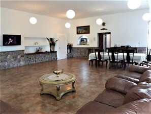 Comfort House, Multiple Beds, Park View | Living area | Smart TV - Quinta Valvanera (Salta)