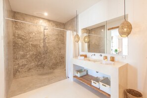 Suite superior | Baño | Regadera y toallas 