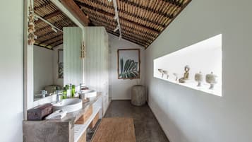 Suite Deluks | Kamar mandi | Shower dan handuk