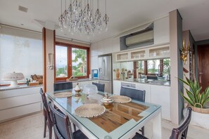 Penthouse, 2 Schlafzimmer | Eigene Kochnische | Kühlschrank, Mikrowelle, Ofen, Herdplatte