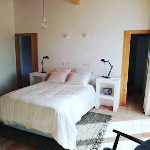 4 bedrooms, iron/ironing board, free WiFi, bed sheets - (8PAX) Gem with castle view, on the most beautiful and starred wine region (Evoramonte)