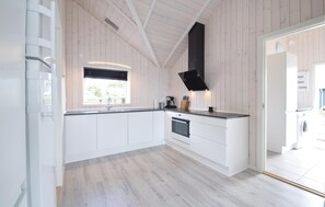 Køleskab, mikrobølgeovn, kogeplade, opvaskemaskine