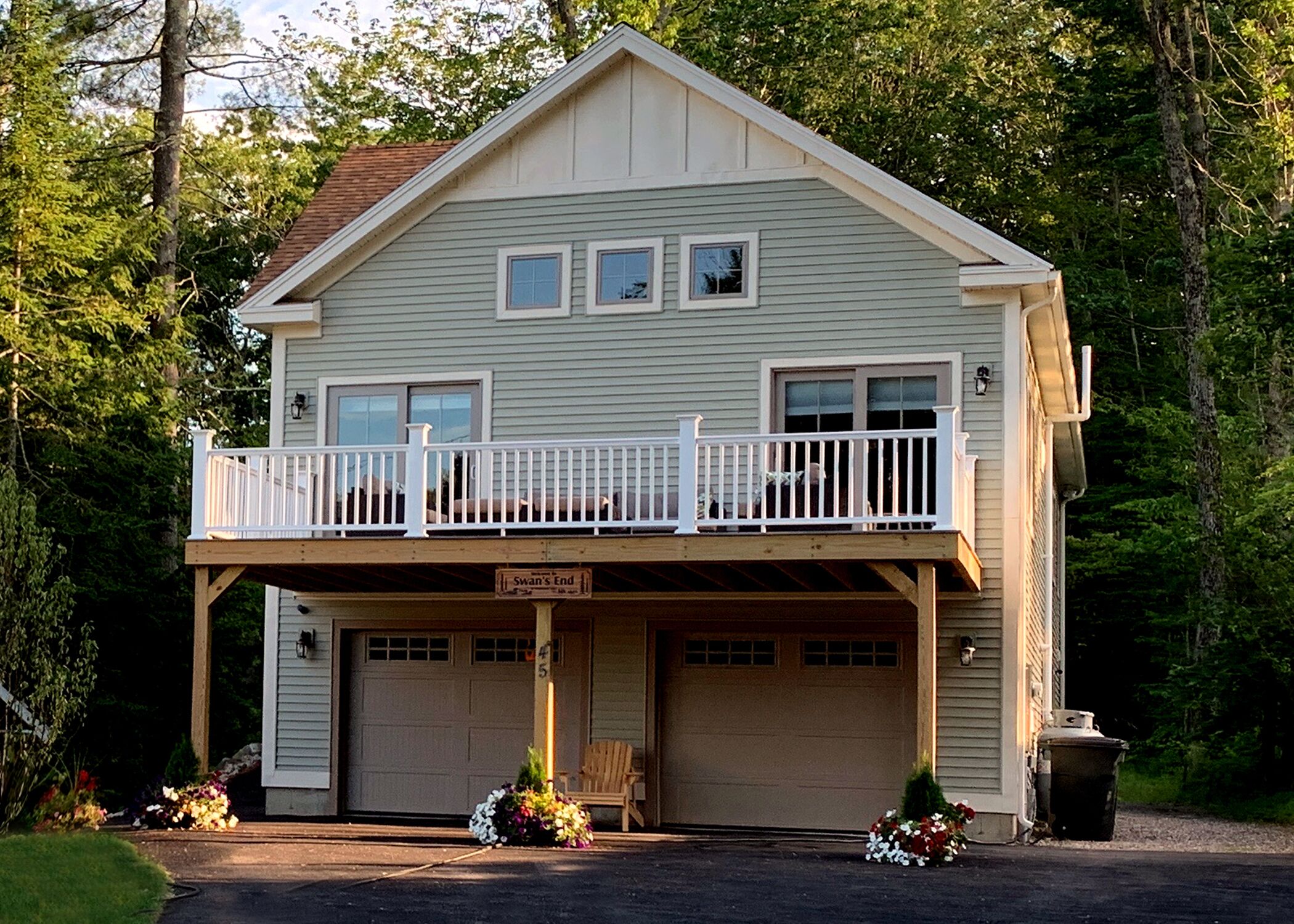 2300 SF, 3 Bdrm, 3.5 Bath Vacation Home Steps from Highland Lake