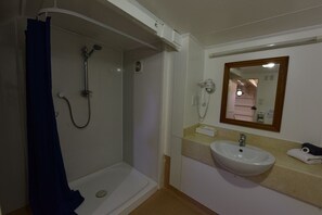 Secador de pelo, toallas, shampoo, papel higiénico