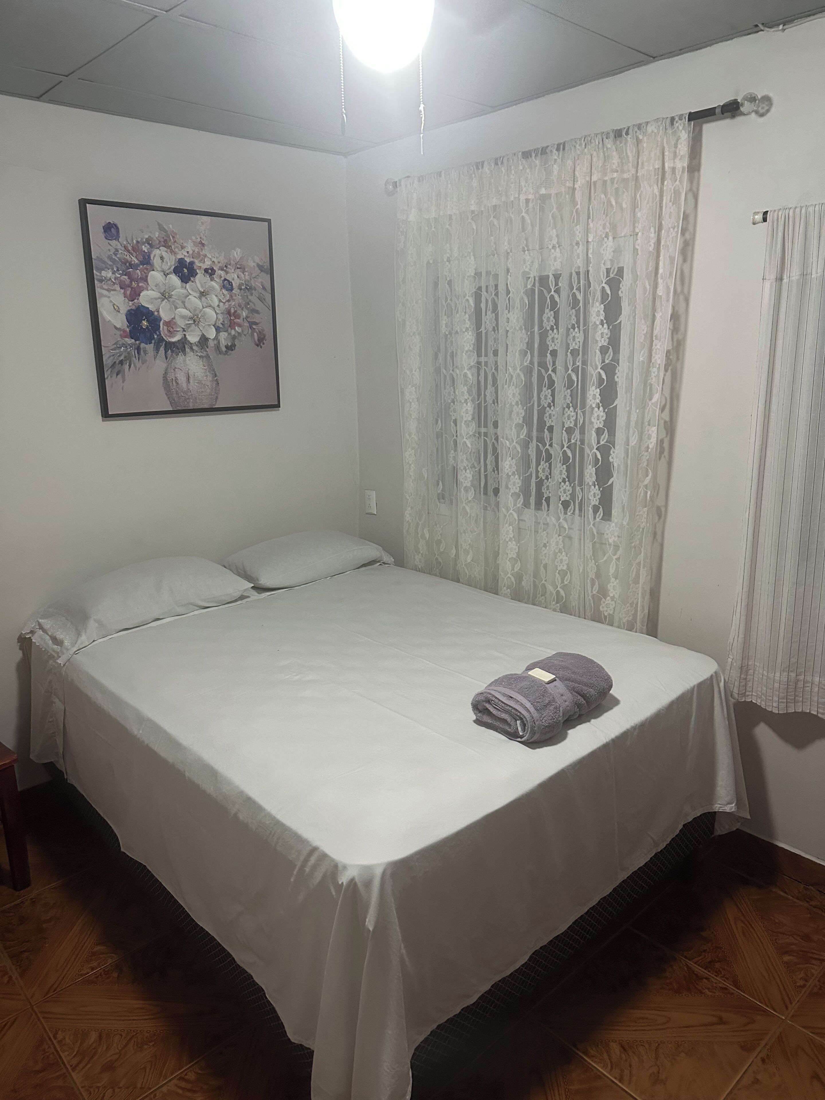 ベーシック ダブルルーム ダブルベッド 1 台 禁煙 | 遮光カーテン、WiFi (無料)、ベッドシーツ、車椅子でアクセスできる設備