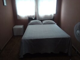 Cortinas blackout, wifi gratis y ropa de cama 