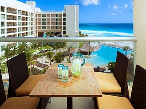 Outdoor dining - Westin Lagunamar Resort Luxury Studio Villa (Cancun)