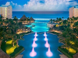 Outdoor pool - Westin Lagunamar Resort Luxury Studio Villa (Cancun)