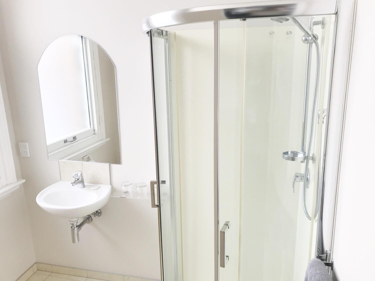 shower, free toiletries, hair dryer