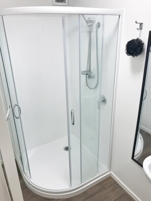 Douche, articles de toilette gratuits, sĂšche-cheveux