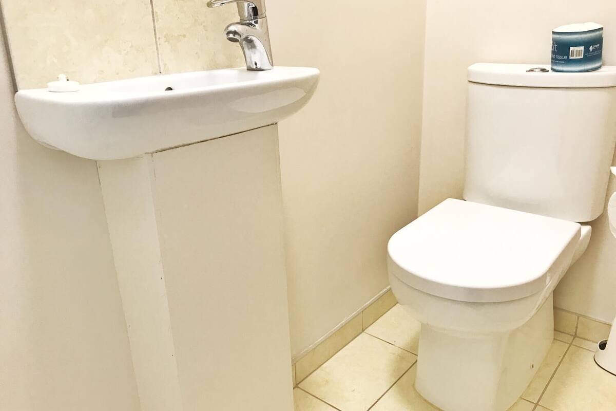 shower, free toiletries, hair dryer