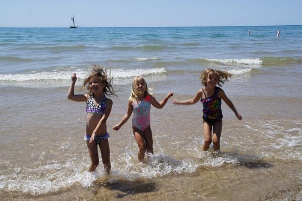 靠近海滩、沙滩椅