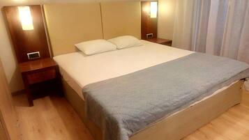 Apartamento conforto, vista para a cidade | 1 quarto, cofres nos quartos, individualmente decorados