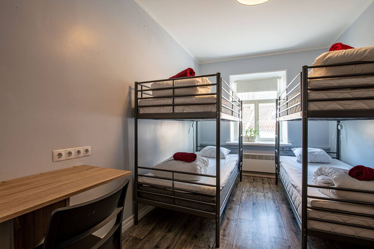 Dormitório compartilhado, em dormitório misto, vista para a cidade (4 beds) | 11 quartos, individualmente decorados, individualmente mobiliados