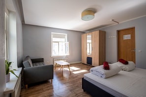 Quarto triplo standard, 1 cama de casal e sofá-cama | 11 quartos, individualmente decorados, individualmente mobiliados