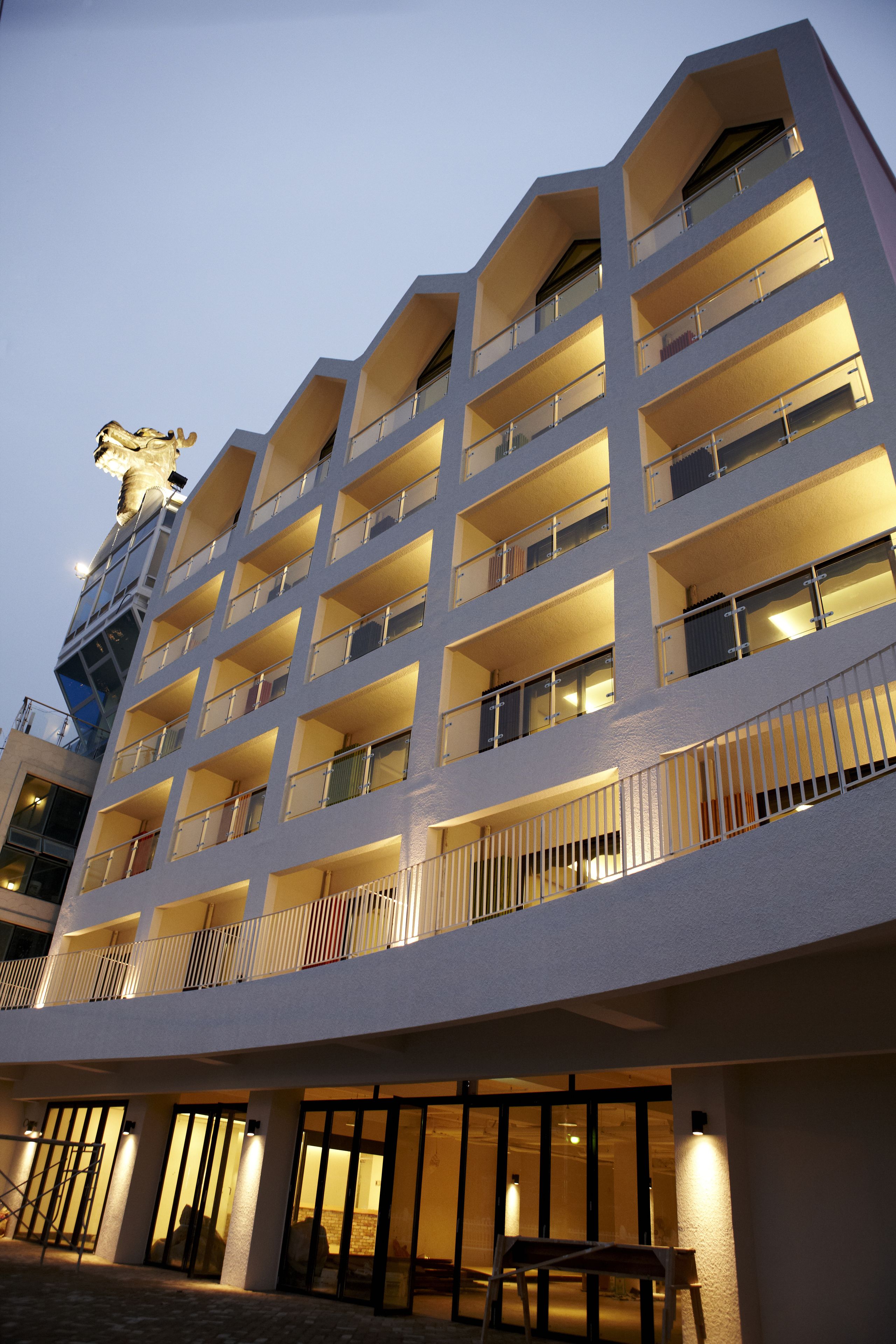 숙박 시설 정면 - 저녁/밤