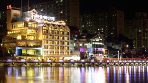A multi-story hotel with a prominent sign and illuminated windows. - Tongyeong Geobukseon Hotel (Tongyeong)