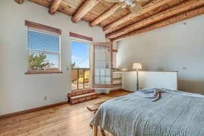 3 bedrooms, iron/ironing board, WiFi, bed sheets - Walk to Plaza, A/C, Deck, Fireplace, Close to Ski (Santa Fe)