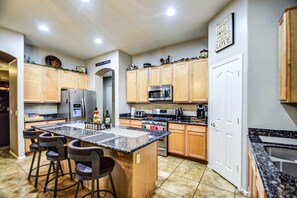 Fridge, microwave, oven, stovetop - HEATED SPA/POOL!!, golf, casino, internet, work from home.... (Phoenix)