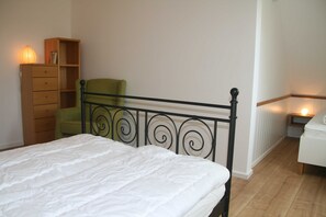 3 chambres, bureau, fer et planche à repasser, lit de bébé portatif