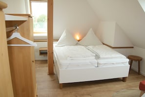3 bedrooms, desk, iron/ironing board, travel crib - 3) Holiday apartment 4-room, upper floor, 110m² - Landhaus Alte Schule near (Alt Bukow)