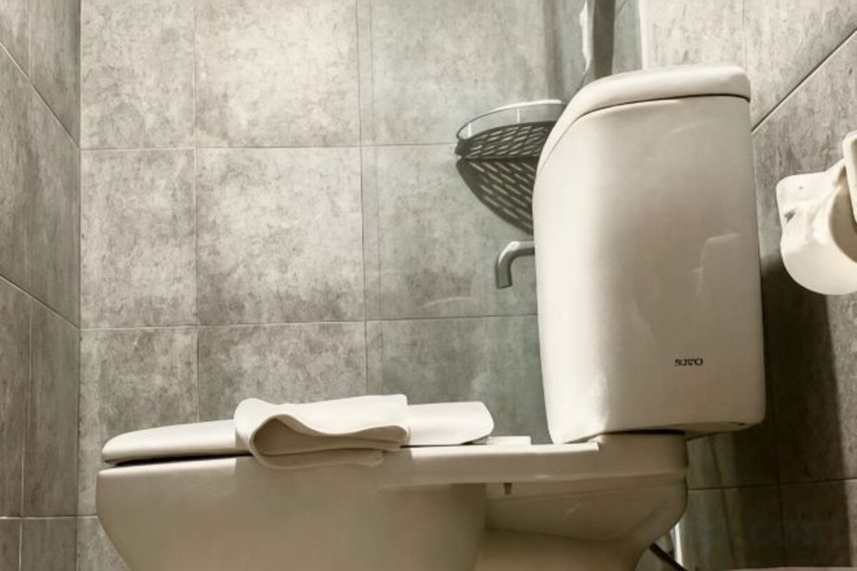 Regadera, pantuflas, jabón, shampoo