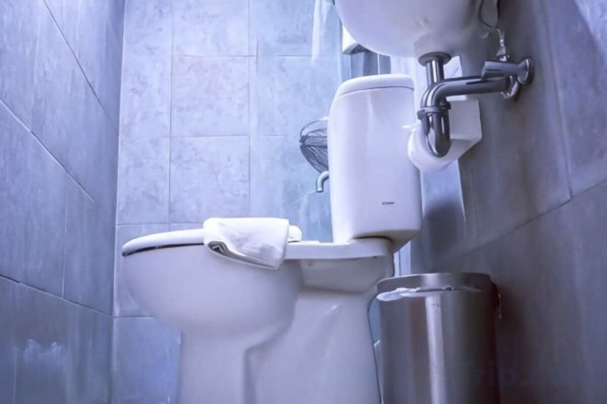 Regadera, pantuflas, jabón, shampoo
