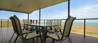 17 SEA ESPLANADE, ELLIOTT HEADS