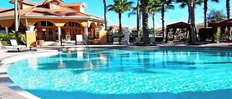 Utomhuspool och uppvärmd pool