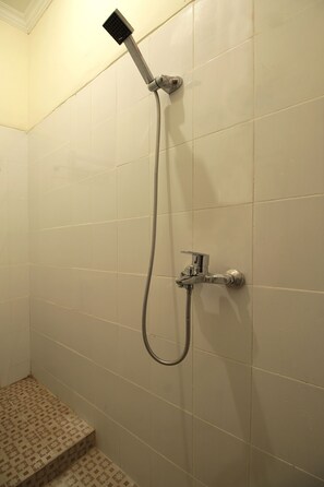 Bathroom shower - OYO 700 Griya Hanum Syariah (Depok)