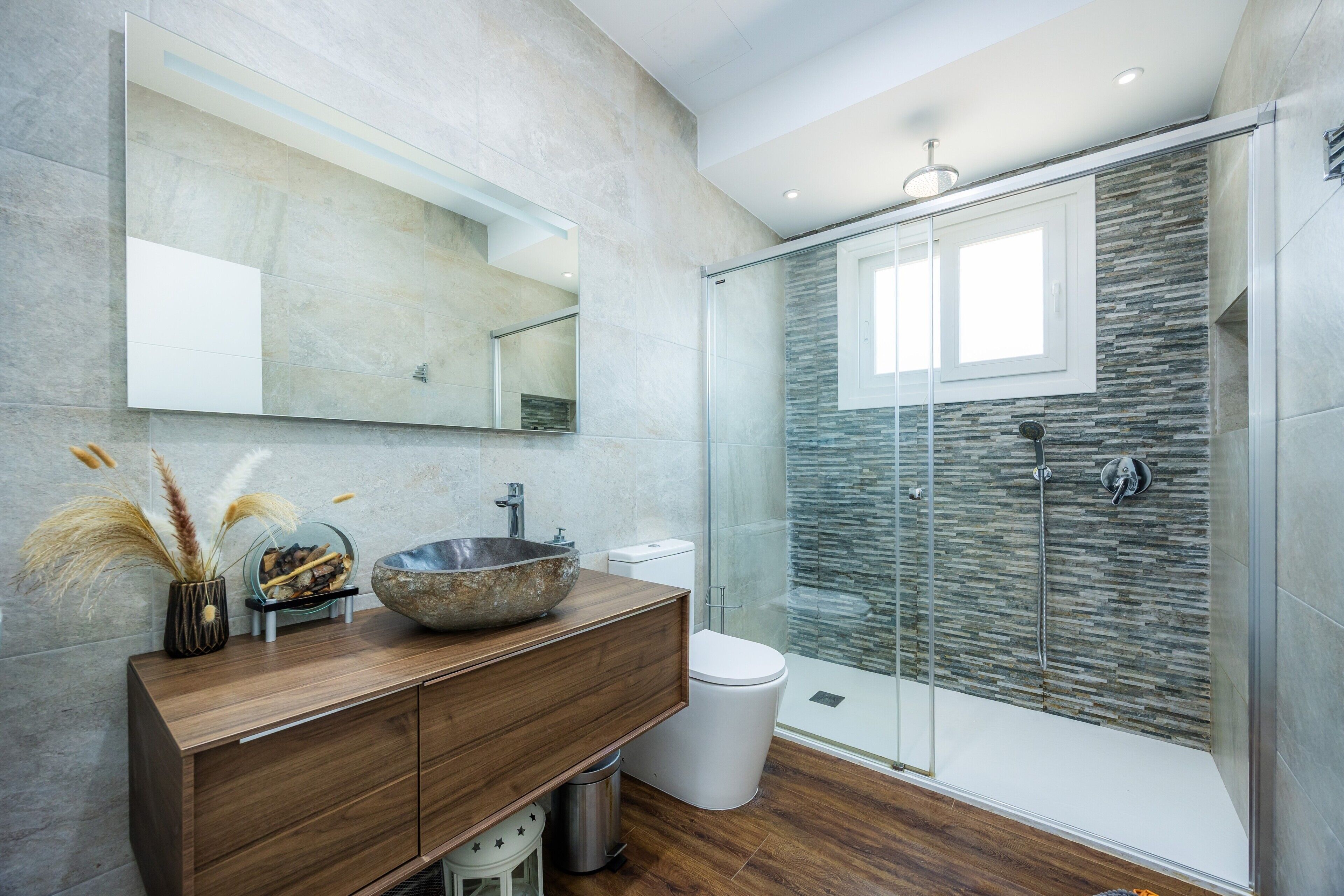 Bañera, artículos de higiene personal gratuitos y secador de pelo