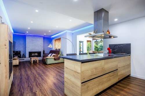 Villa 'Conchita' avec piscine privée, Wi-Fi et climatisation