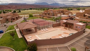 Zona residencial con varias casas, una cancha de tenis y un estacionamiento.