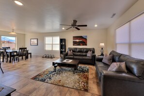 Smart TV, books - Beautiful townhome with stunning views, two master suites, sleeps 6 (Moab)