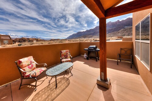 Beautiful townhome with stunning views, two master suites, sleeps 6