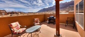 Beautiful townhome with stunning views, two master suites, sleeps 6