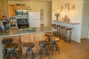 Refrigerador, microondas, horno, placa de cocina