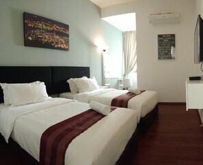 6 bedrooms, iron/ironing board, WiFi, bed sheets