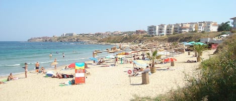 Una spiaggia nelle vicinanze