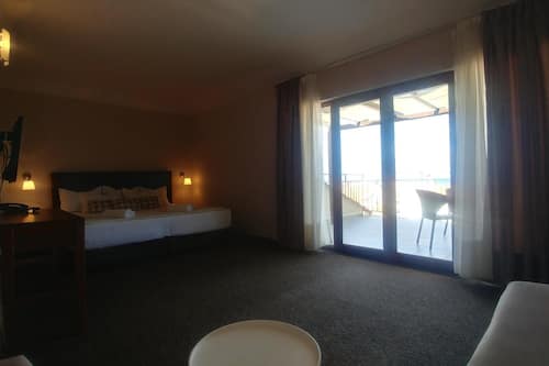 Minibar, bureau, Wi-Fi gratuit, draps fournis
