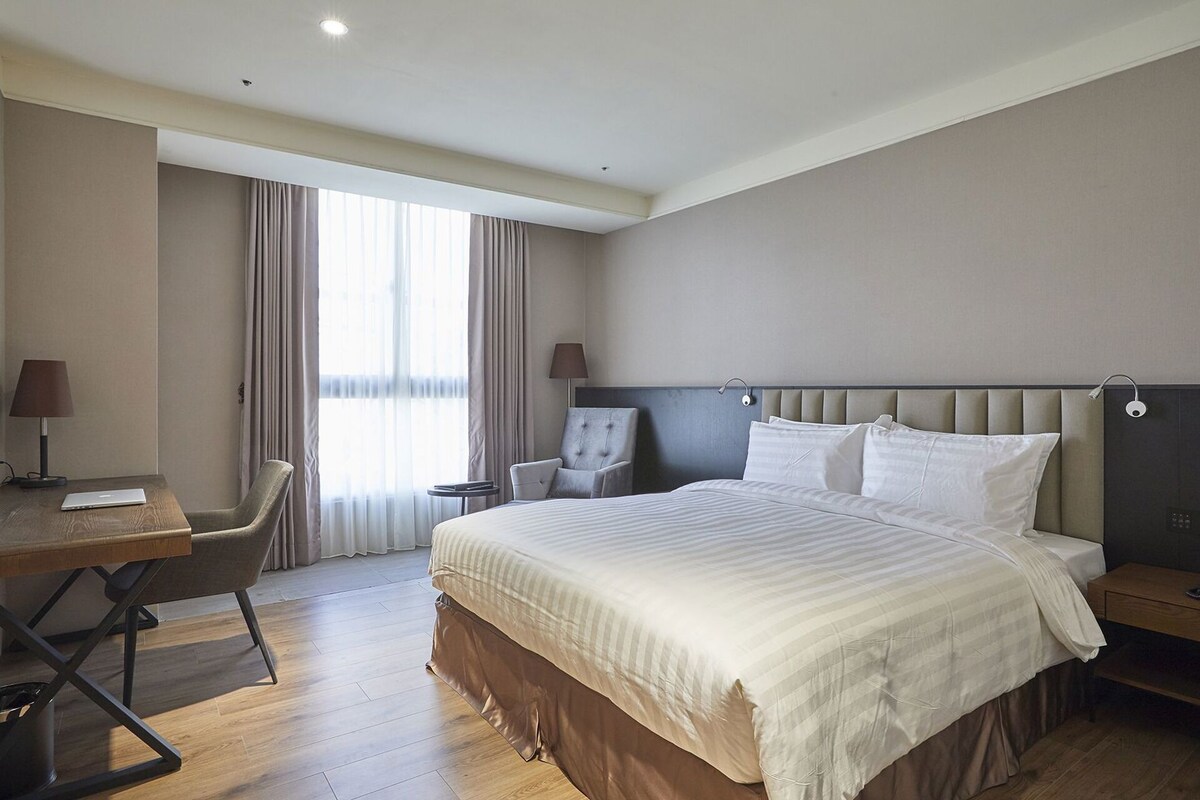 Premium bedding, down comforters, in-room safe, desk