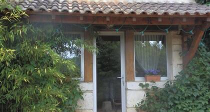 Deux gßtes de campagne (grange restaurée), à l'extrémité d'une ancienne ferme.