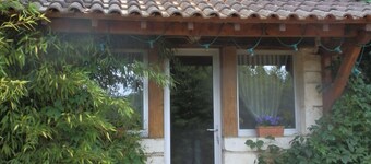 Kaksi maalaistaloa (palautettu navetta), vanhan tilan lopussa.