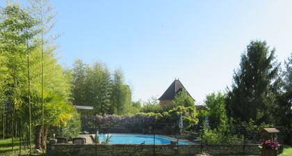 Deux gßtes de campagne (grange restaurée), à l'extrémité d'une ancienne ferme.