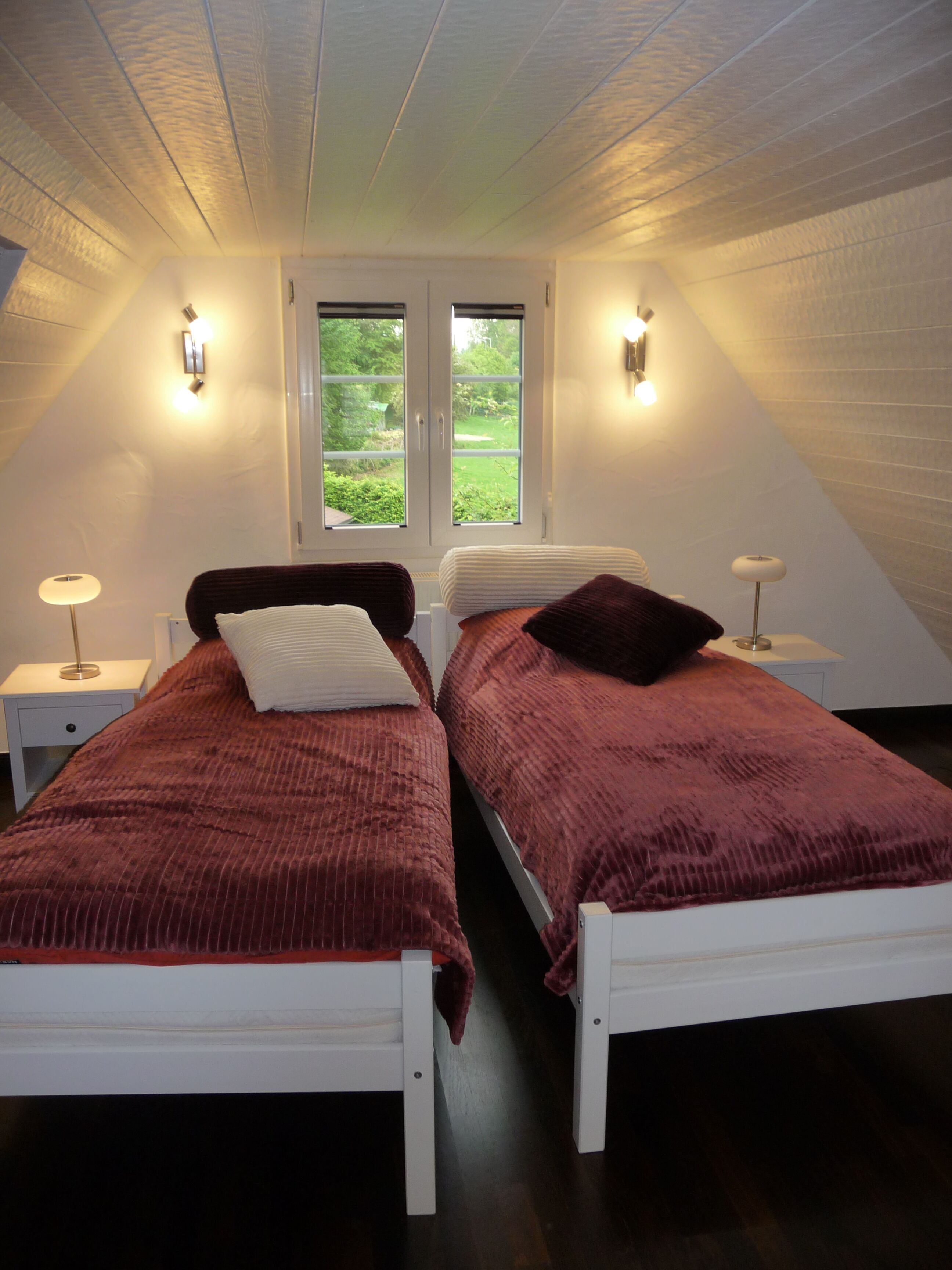 2 makuuhuonetta, tallelokero huoneessa, työpöytä, silitysrauta/-lauta