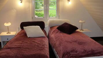 2 bedrooms, in-room safe, desk, iron/ironing board