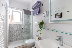 Douche, séchoir à cheveux, bidet, serviettes fournies