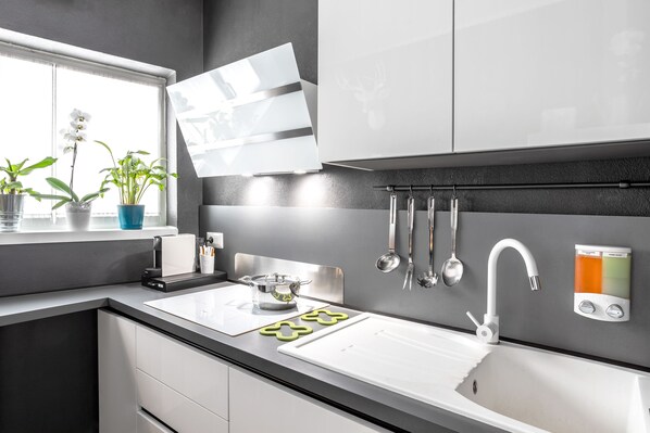 Réfrigérateur, four à micro-ondes, un four, surface de cuisson